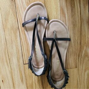 EUC Report bronze thong style flat sandals.  Size 9. Worn once or twice. Exc…